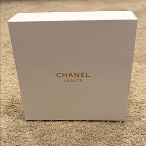 CHANEL Beauté White and Gold Box